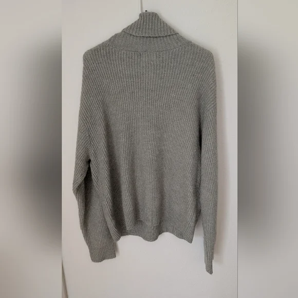 ✨SOLD✨ H&M Light Green/Gray Knit Sweater, Size M - Picture 2 of 3